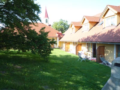 1-liegewiese-appartements-sonne-schatten-gasthof-grossshschedl-kramerwirt-graz.jpg