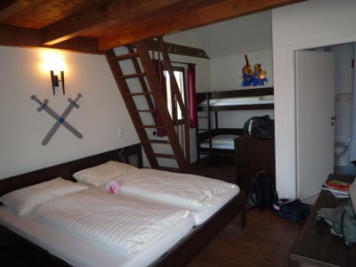 legoland-park-d1-feriendorf-ritter-zimmer-doppelbett-unten