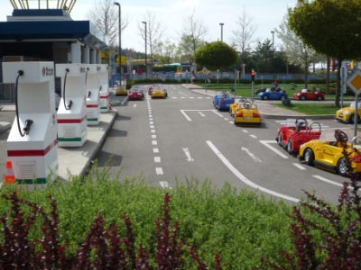 legoland-park-j4-maedchen-fahrschule-elektroautos